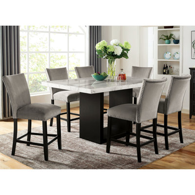 Ensemble de salle à manger transitionnel 7 pièces avec table rectangulaire en marbre et 6 chaises hautes rembourrées à dossier plein, garnies de clous décoratifs, disponibles en blanc, gris ou noir. Différentes combinaisons de couleurs.