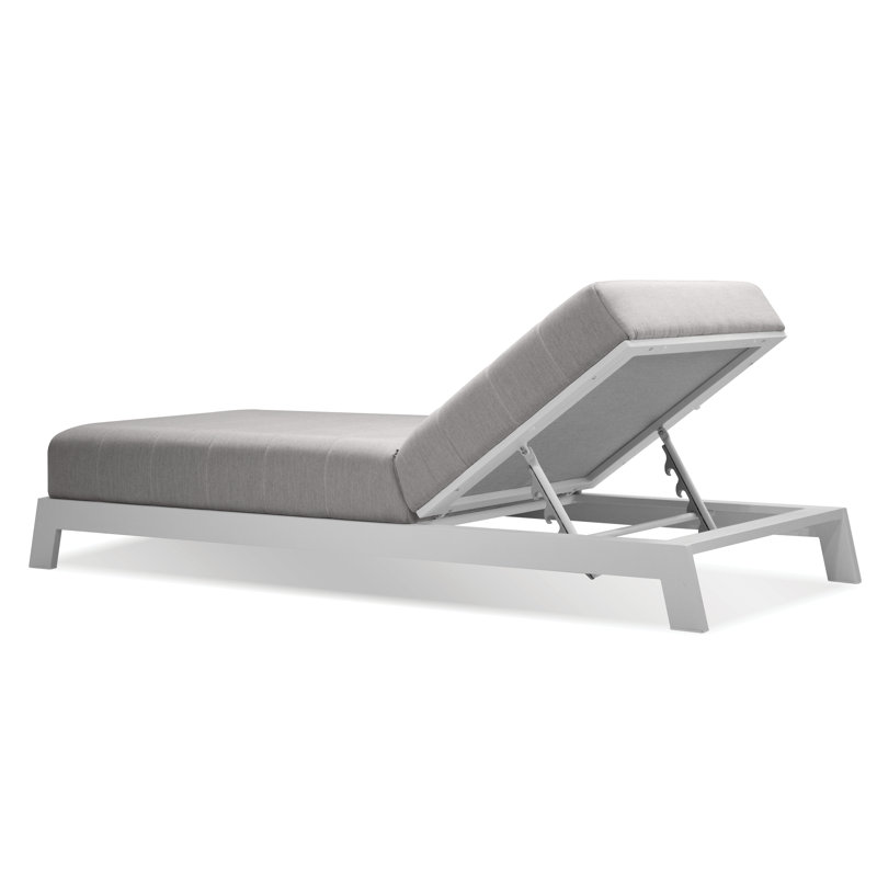 Chaise de patio inclinable Hanlan avec coussins Sunbrella