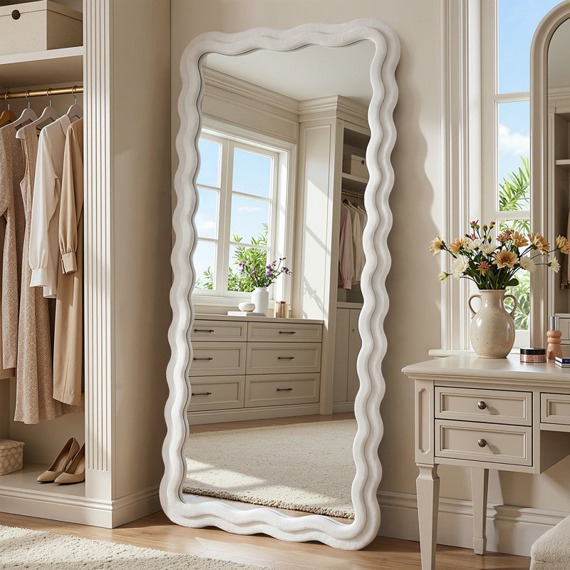 Miroir irrégulier pleine longueur ondulé avec cadre enveloppé de flanelle, Blanc, 71 po x 32 po