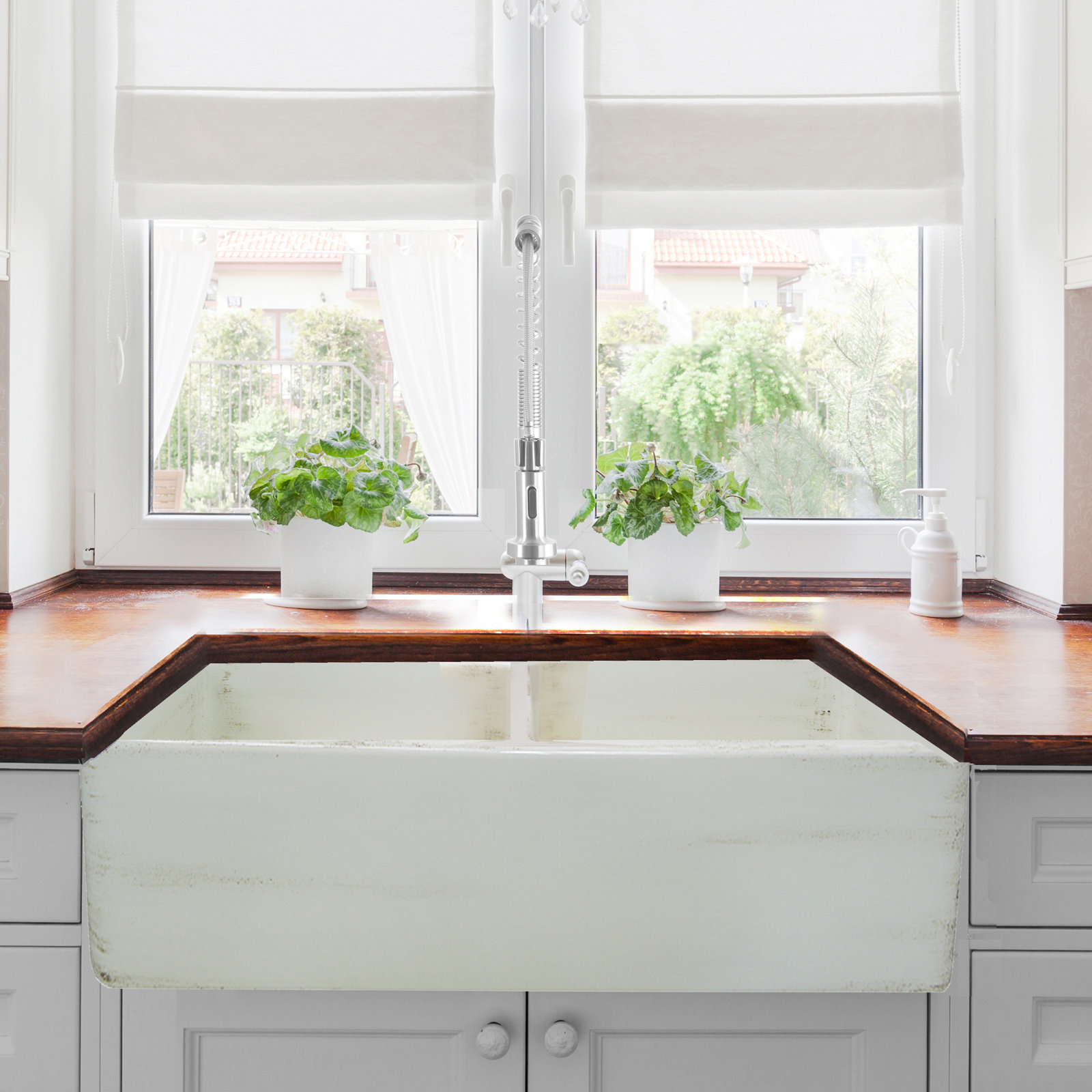 Vineyard 33" Double Basin Farmhouse Kitchen Sink, Shabby Straw