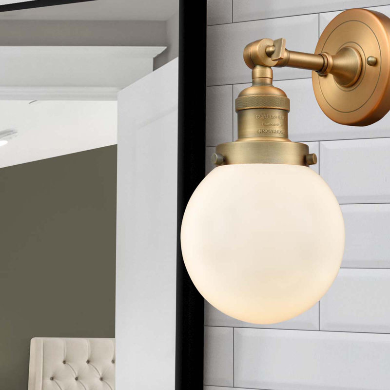 Applique murale de salle de bain 1 lumière Clementina, Boîtier blanc mat, Ampoule DEL 6 watts Vinage, Laiton brossé