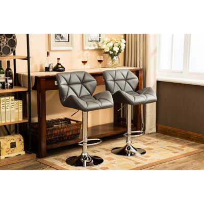 Tabourets de bar contemporains, de 2, gris. Siège à hauteur réglable hydraulique avec capitonnage à losanges. Revêtement en cuir PU. Repose-pieds pour le confort. Base stable de 16,5 po. Chaise: 20,5 po x 20,63 po x H 35 à 43,25 po, siège:
