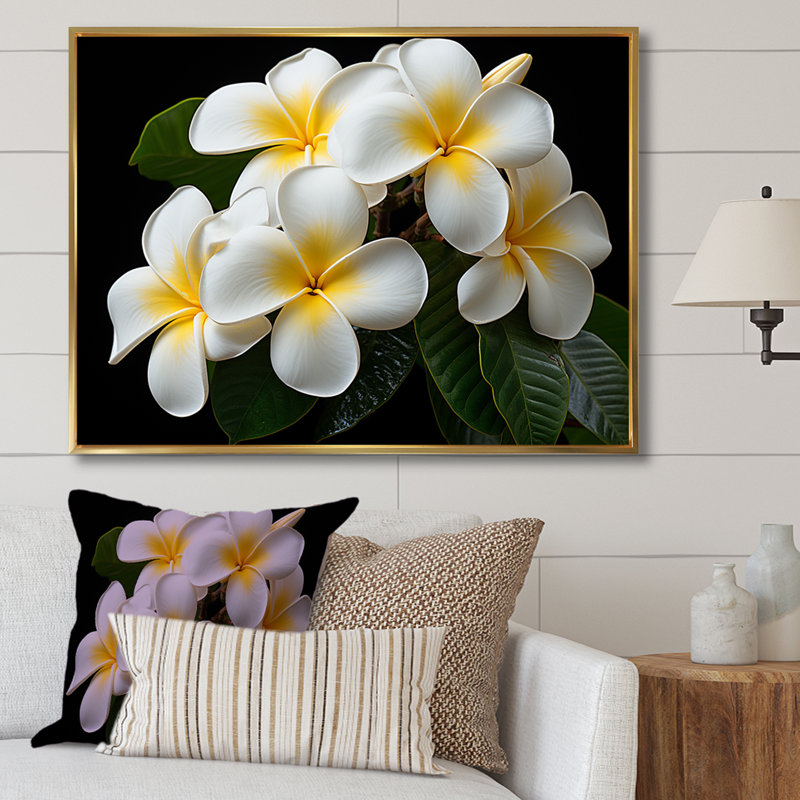 Blanc pureté de Plumeria Essence florale I - art mural Plumeria, Cadre flottant doré, H 34 po x l 44 po x P 1,5 po