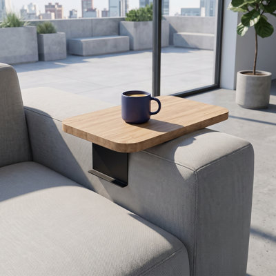 Table d'appoint moderne pour accoudoir de canapé, offrant un rangement pratique près du canapé