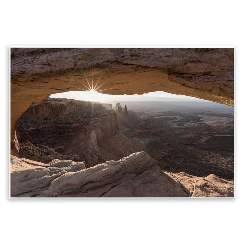 «Peeking Through Desert Arch» par Danita Delimont, H 10 po x l 15 po