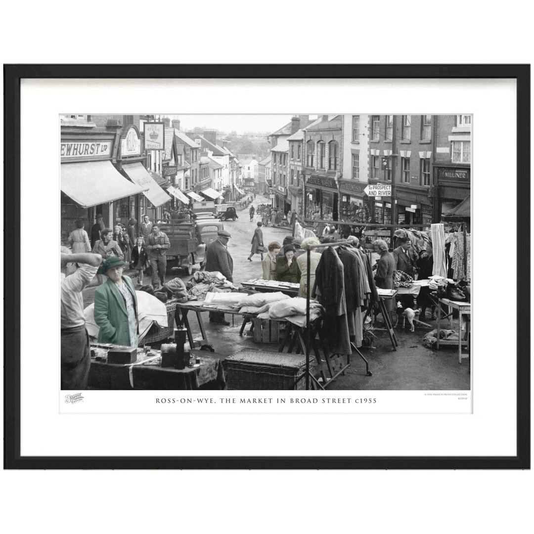 Gerahmtes Papierbild - Fotografie „Ross-on-Wye, the Market in Broad Street C1955”