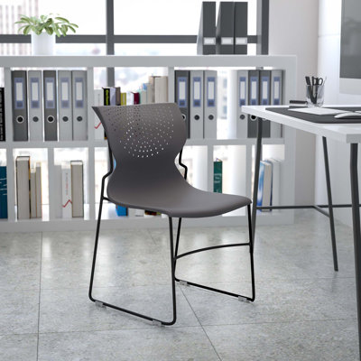 Chaise empilable à dossier plein capacité 661 lb Hercules Series avec structure thermolaquée