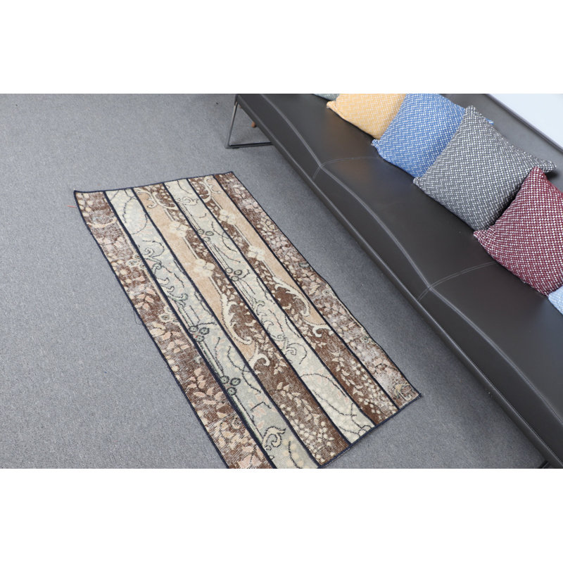Tapis Oushak classique classique idéal pour rehausser le décor de la salle de bain et de la chambre à coucher avec son motif en patchwork brun et sa petite taille, parfait pour les petits espaces