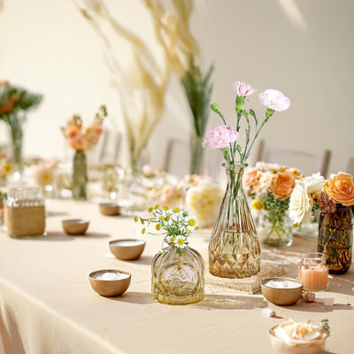 Ensemble de 12 petits vases en verre ambré doré, parfaits pour les fleurs. Parfait pour la décoration de mariage, les réceptions et la décoration intérieure. Style vintage.