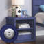 Table de chevet Enable de style industriel - finition cargaison bleue, 2 compartiments de rangement ouverts, plaque de fer moderne avec douille bleue, fabrication