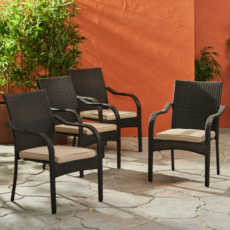 Chaises empilables pour l'extérieur, 4 pièces, résine brune, structure en fer, coussins d'eau, accoudoirs courbés, profondeur de 25,1 pouces, largeur de 30,06 po, hauteur de 35,47 po pour la terrasse, profondeur du produit, largeur, hauteur
