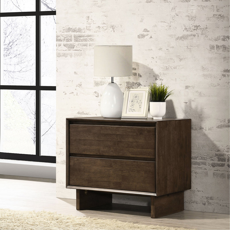 2 tables de chevet au fini grain de bois brun chaud, avec des tiroirs et des garnitures doublées de feutre pour une table de chevet moderne avec 2 tiroirs