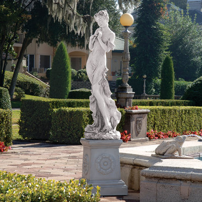Statue surdimensionnée muse de jardin Thalia