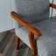 Chaise d'appoint contemporaine avec bureau rond en bois - accoudoirs en tissu gris dans la table et structure en bois massif pour la chambre à coucher