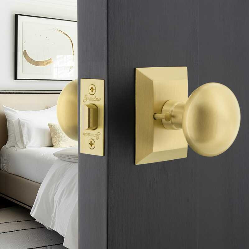 Grandeur Fifth Avenue Square Rosette Privacy (Bed & Bath) with Fifth Avenue Knob, 2.75", Satin Brass