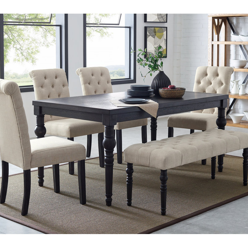 Ensemble de salle à manger en bois délavé de style urbain comprenant une table, quatre chaises et un banc pour une expérience culinaire charmante