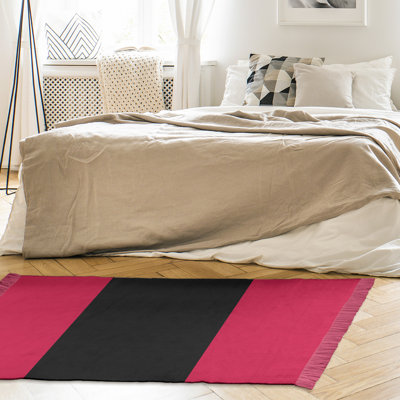 Tapis rayé 4,6 pi x 5,5 po zone rouge/noir