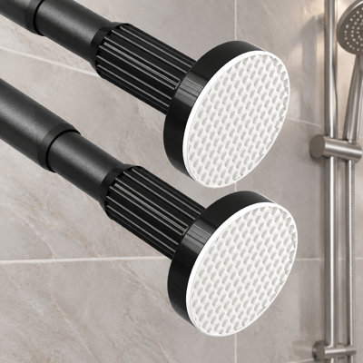 Ce paquet de 2 tringles à rideaux de douche à ressort noir s'ajuste de 31 à 90 pouces et a un diamètre de 1 po; la conception sans tension de perçage s'installe facilement pour les fenêtres, les portes et les salles de bain.
