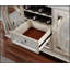 Desserte contemporaine en bois massif argenté avec tiroirs de rangement et détails de carreaux de miroir pour un mobilier de salle à manger élégant