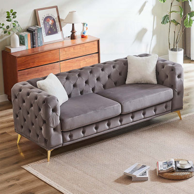 Luxueux canapé de style Chesterfield en velours avec détails capitonnés et pieds en métal, comprend 2 coussins décoratifs, gris