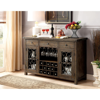 Desserte rustique en noyer avec détails à volutes en métal, verrerie suspendue, support à vin et tablettes, 1 pièce en bois massif de style contemporain