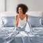 Ensemble de draps en satin grand luxe luxueux en bleu, infroissable et soyeux pour un sommeil confortable-122563703-122563702