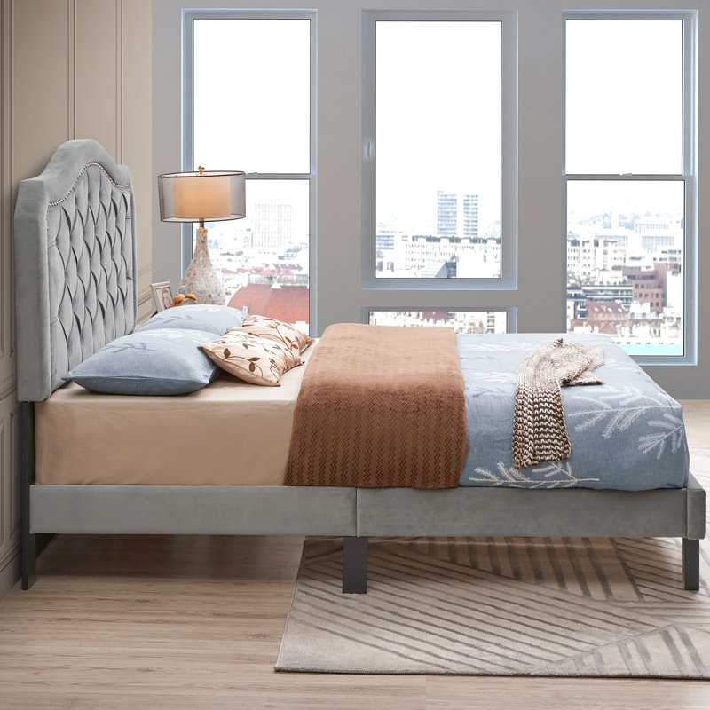 Grand lit gris en velours à boutons, système de support à lattes en bois, lit tapissier à assemblage rapide avec capitonnage en velours, construction simple