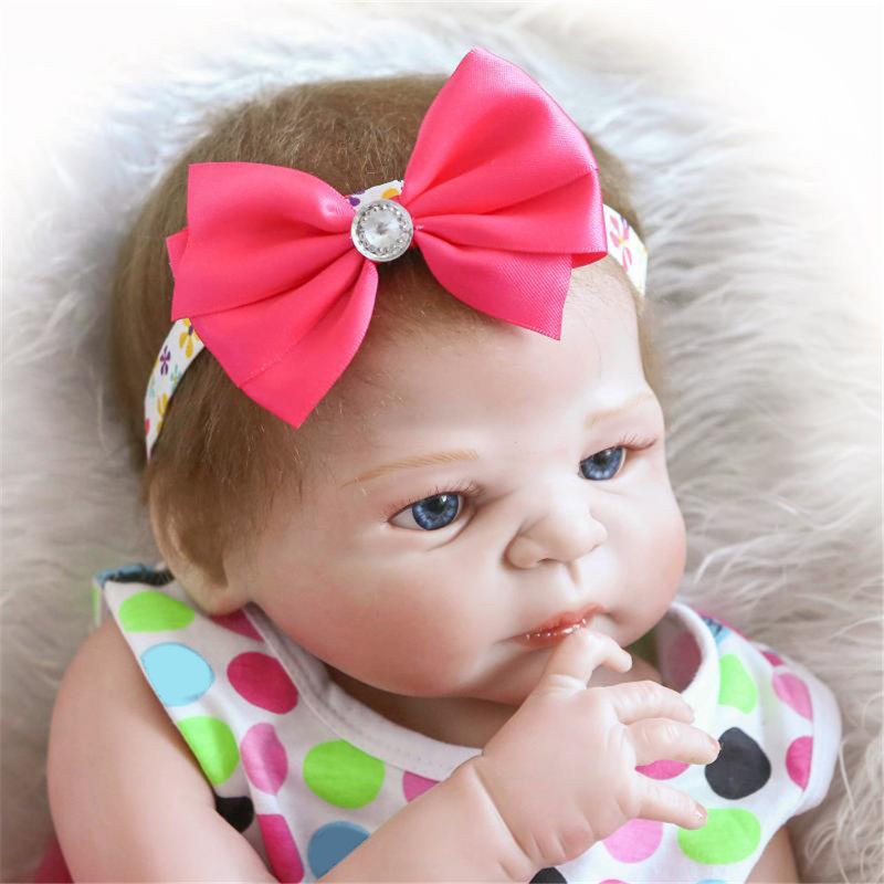 Petite poupée en silicone Reborn