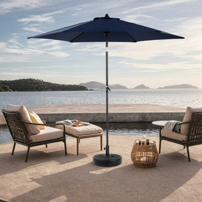 Parasol de marché 9 pi - bleu marine. 6 Design. Pour terrasse, cour ou piscine. 100% tissu. Facile à utiliser avec une manivelle pratique et un bouton inclinable extérieur bleu marine. Stable. Idéal pour la piscine, la pelouse. Auvent. Fonctionnement