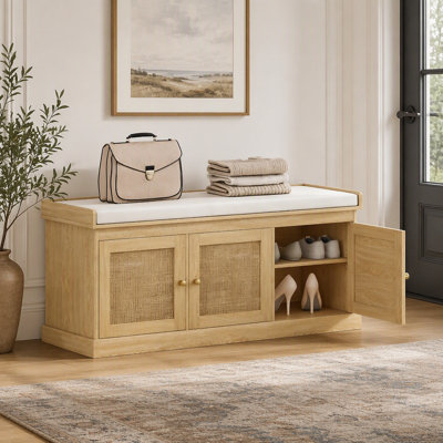 Banc de rangement pour chaussures de style bohème avec portes en rotin tressé et siège confortable, idéal pour les entrées et les chambres.