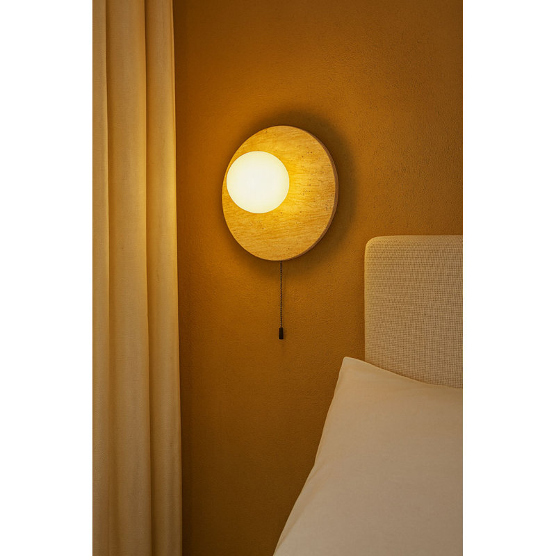 Lampe murale élégante avec corps en travertin, beige et blanc | 9,5 po de hauteur, plaque de base de 4 po | Bouton marche / arrêt sur le câble, type de douille: G9 10 W maximum (ampoule non incluse) | Éclairage élégant pour la décoration intérieure et l'ambiance