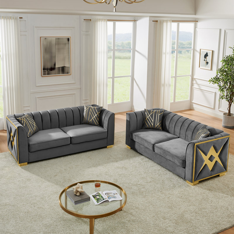 Canapés luxueux en velours gris avec accents dorés pour un salon élégant