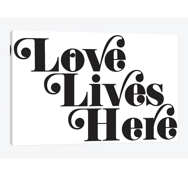 « love lives here », art textuel sur toile, H 18 po x l 26 po x P 1,5 po, Toile encadrée noire, Pas de tapis