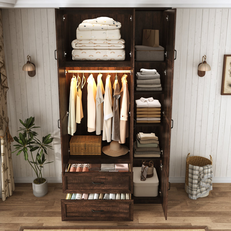 Armoire-penderie extra haute de 239 cm (94 po) avec 3 portes, éclairage DEL à détecteur de mouvement, 2 tiroirs et portes coulissantes de style grange. Meuble de rangement en bois avec compartiment supérieur, idéal pour organiser vos vêtements dans une chambre. Couleur : marron.