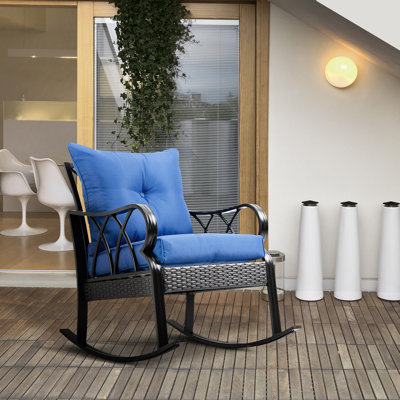 Chaise berçante de patio de couleur bleue. Coussins et accents rembourrés. Aluminium extérieur avec courbe. Base en métal robuste pour le balancement. . H 36,5 po - Détails et cour arrière