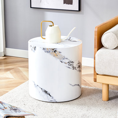 Table blanche cylindrique au design envoûtant. 15,72 po Dimensions, 15,69 lb. Peut servir de bureau polyvalent pour le café, les repas, le travail, l'écriture. Améliore le motif séduisant de l'intérieur. L x P H