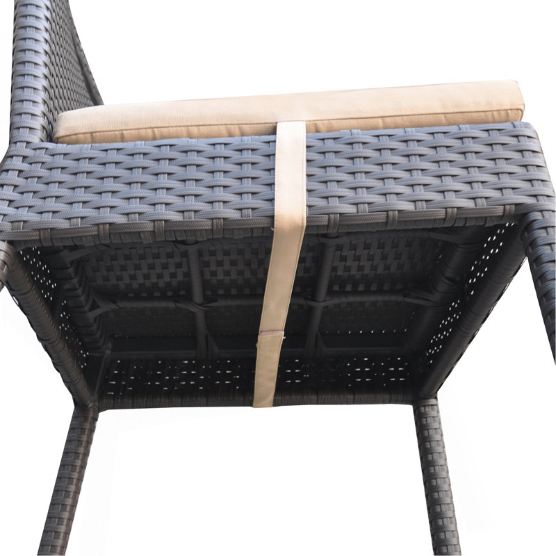 Tabouret de bar d'extérieur en osier avec coussins en tissu beige résistant à l'eau