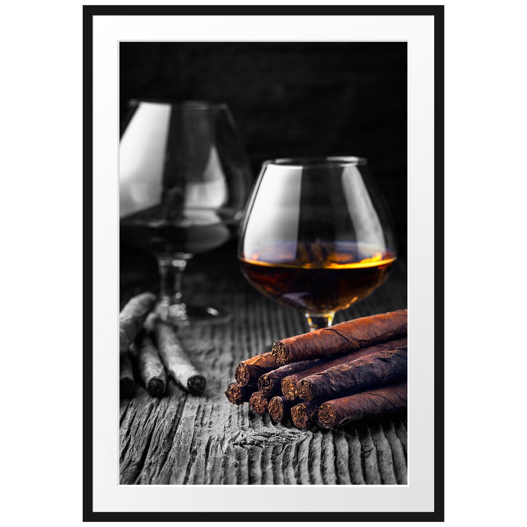 Gerahmtes Poster Whisky mit Zigarren auf Holztisch