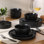 Ensemble de vaisselle en grès 12 pièces Gibson Home Dempsey Road - Service pour 4, assiettes et bols ronds noirs, ensemble de vaisselle moderne embossée durable