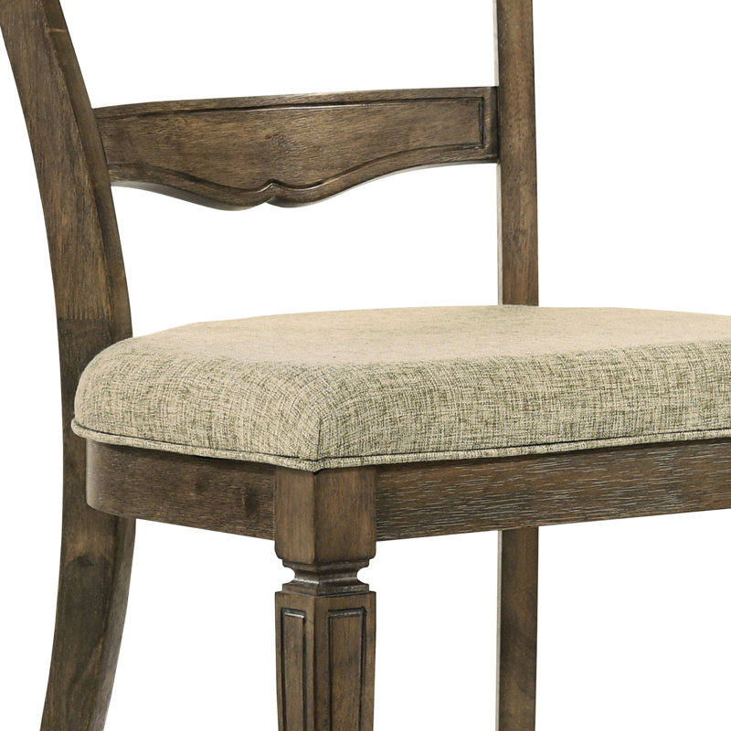 Les chaises d'appoint en chêne patiné (2 pièces) ajoutent du caractère à votre salle à manger avec (de 2) revêtement beige pour une sophistication