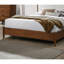 Grand lit de style Mid-Century moderne, tête de lit Boucle en noyer et beige, structure en bois massif, pieds fuselés ronds, lit compatible avec matelas de conception, couleur, panneau de placage en tissu, prêt