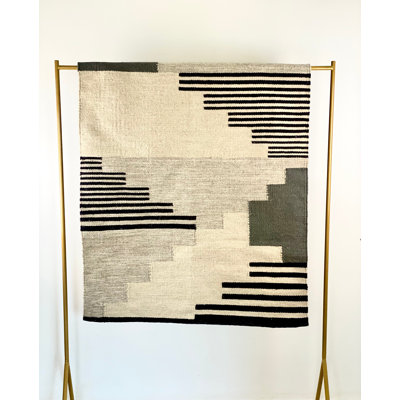 Tapis noir à motif géométrique