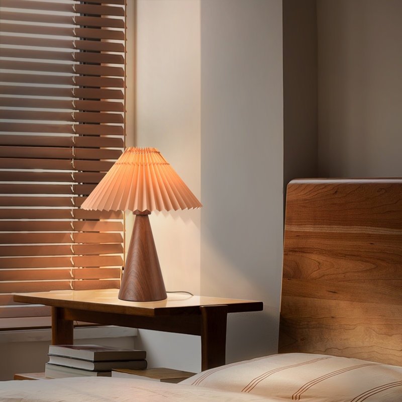 Lampe de table 13,77 po à grain de bois avec abat-jour en tissu plissé brun, Brun, Brun