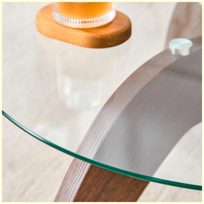 Table basse ronde 27,5 pouces à pattes triangulaires, plateau en verre trempé transparent et base en bois aggloméré noyer pour le salon