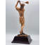 Femme golfeuse en pleine balançoire
