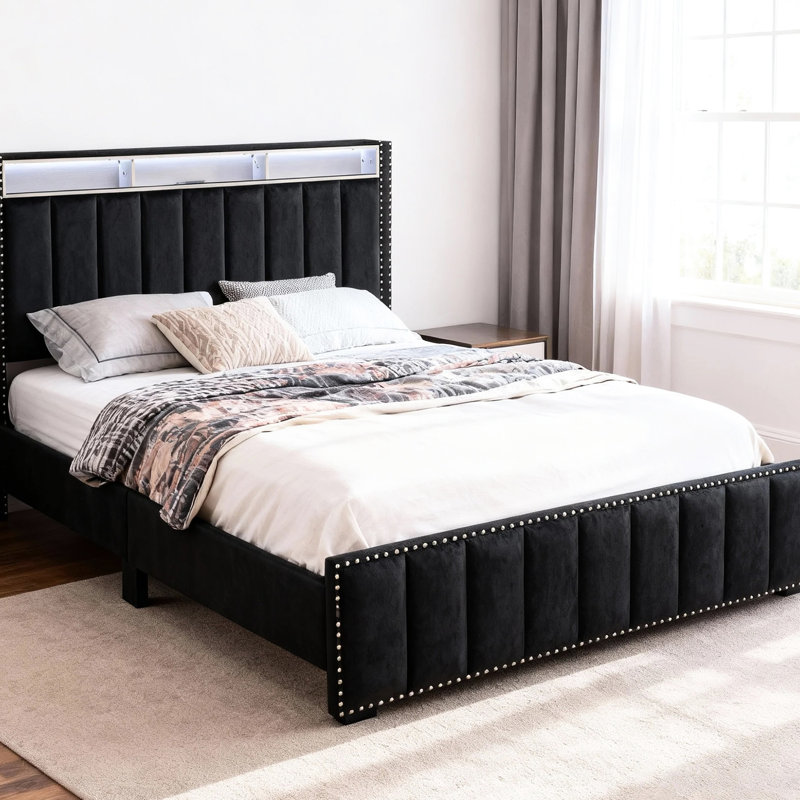 Lit double contemporain de style contemporain avec capitonnage à canaux verticaux, éclairage à commande tactile à DEL, garniture cloutée et tablette de tête de lit 3 options de gradation, tête de lit, tablettes de rangement