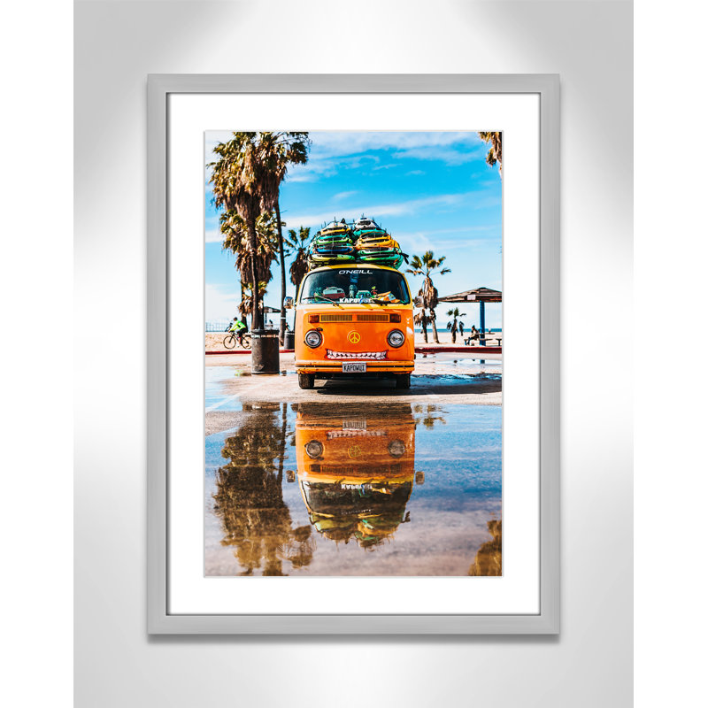 «Coastal Cruiser» par Tyler Nix, H 23 po x l 17 po x P 1,25 po, Encadré de boîte argent, Blanc mat
