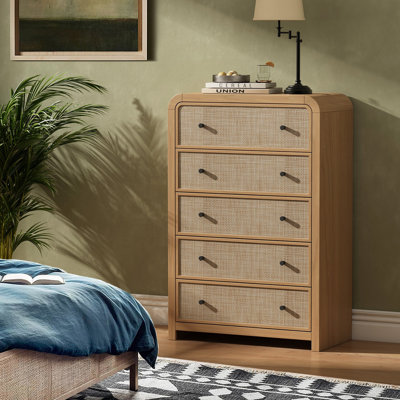 Commode Cevat en rotin à 5 tiroirs, design à profil incurvé et épais