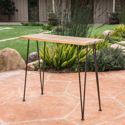 Table de bar en bois à finition rustique avec structure en fer pour les espaces extérieurs - Fêtes et rassemblements