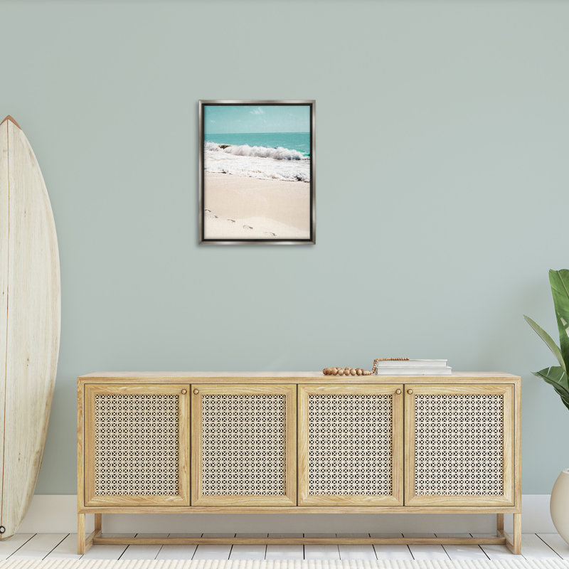 "Footprints On Beach Shore" par Bill Carson, photographie sur toile, Cadre flottant gris lustré, H 31 po x l 25 po